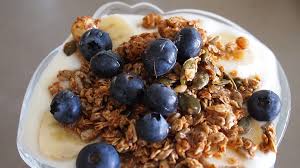 yoghurt met bessen en granola